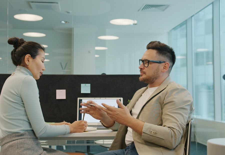 Hai đồng nghiệp trao đổi công việc tại văn phòng