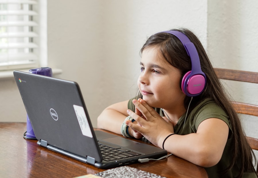 Bé gái đeo tai nghe học online qua laptop