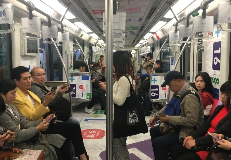 lựa chọn tàu điện ngầm để di chuyển